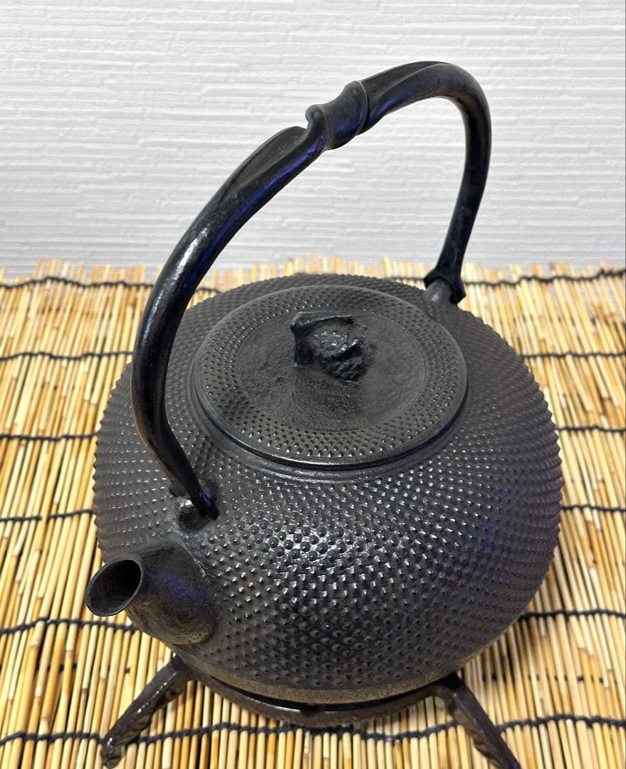 未使用品、供箱、栞付　南部秀山堂　佐藤 勝弘作　１５型アラレ　鉄瓶　南部鉄瓶