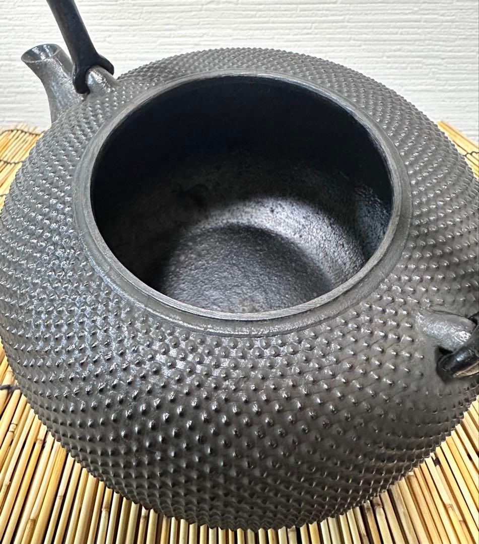 未使用品、供箱、栞付　南部秀山堂　佐藤 勝弘作　１５型アラレ　鉄瓶　南部鉄瓶