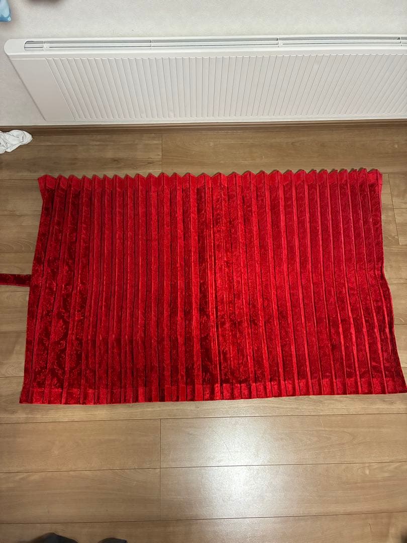 仮眠カーテン　ローレルモケット　赤　アコーディオン　遮光カーテン