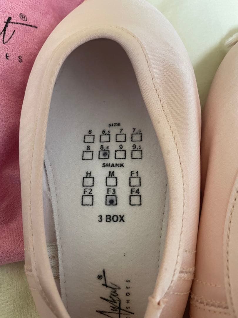 ギョクチュアイクト トゥシューズ サイズ8.5 BOX 3