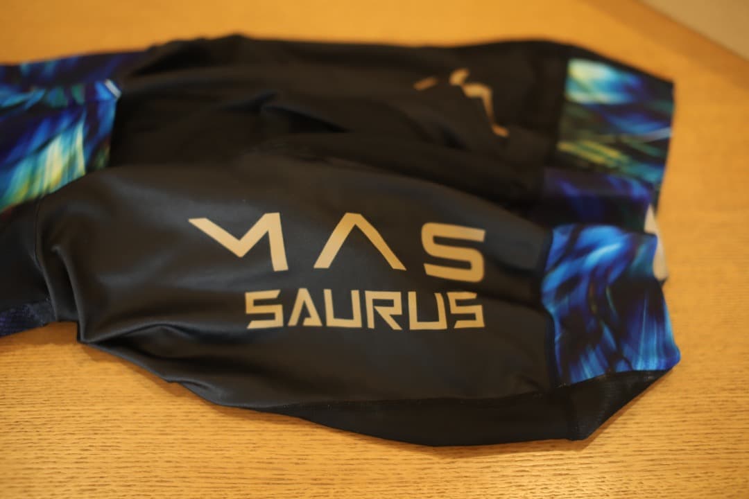 MAS X SAURUS WAVE ONE サイクルジャージ「マサ・高倉正善」