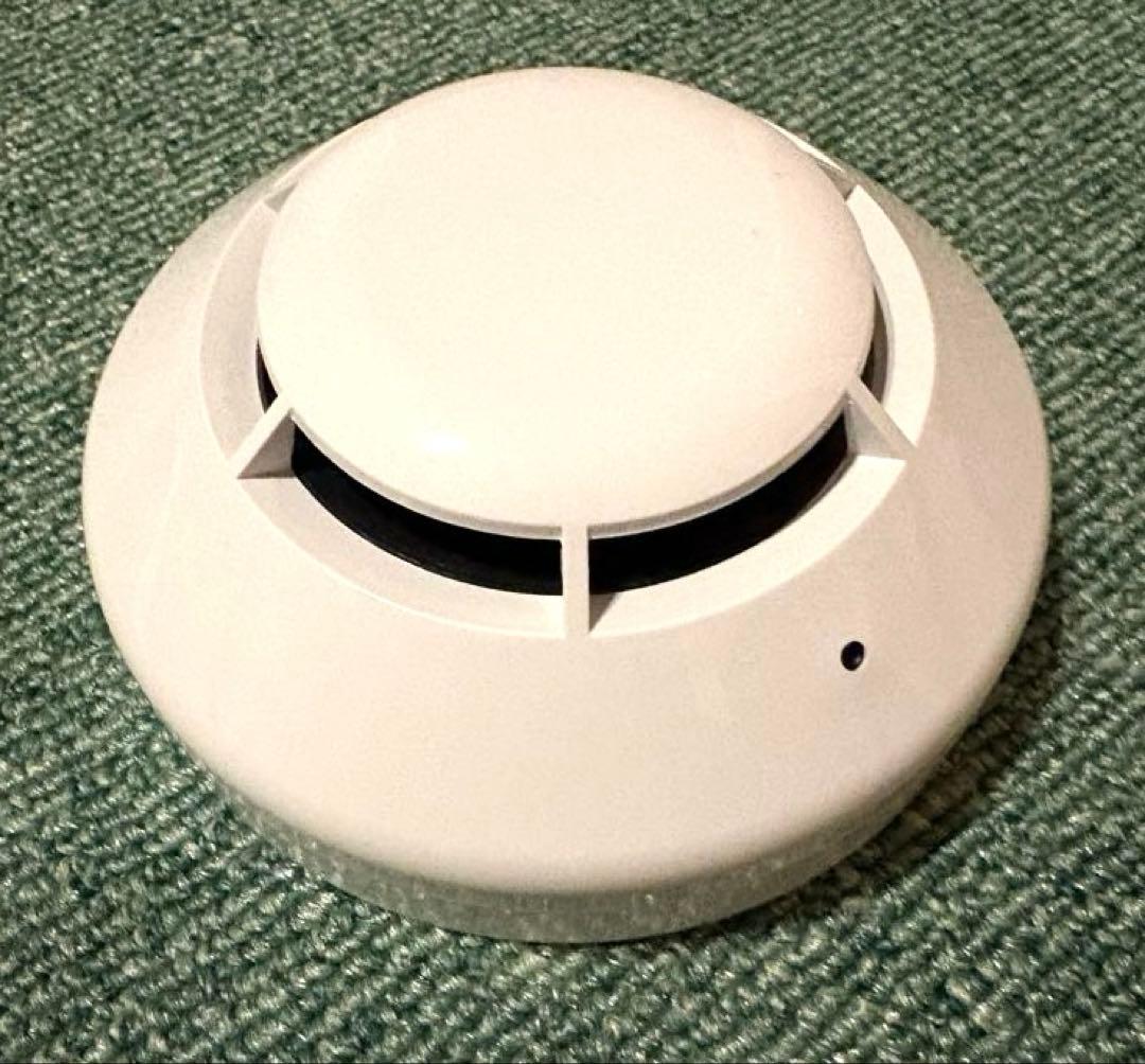 火災報知器 型　目立たない　防犯カメラ ホワイト　検知センサー付き