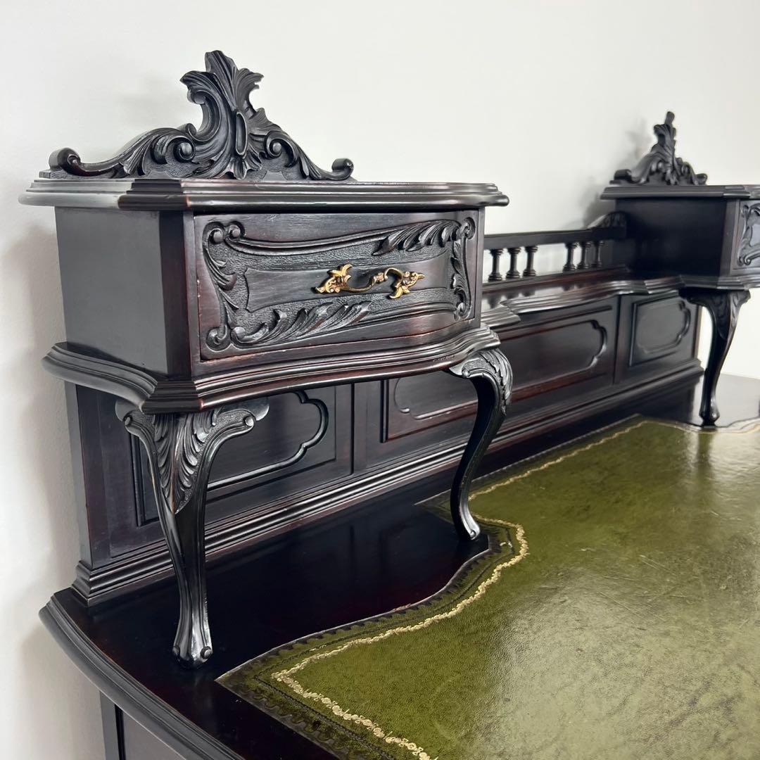 ビクトリアンデスク　ヨーロッパアンティーク家具　　猫脚　彫刻　英国　イギリス