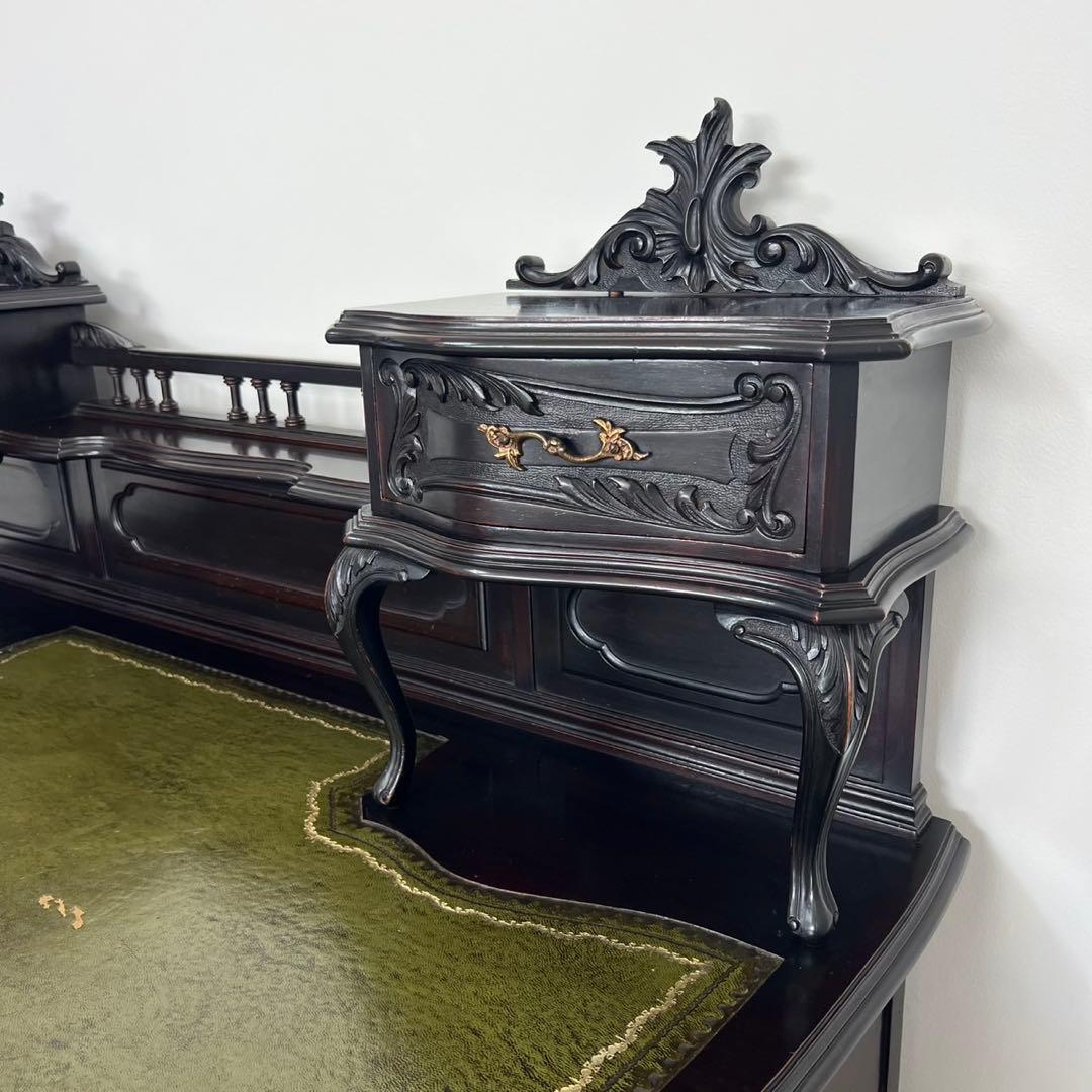 ビクトリアンデスク　ヨーロッパアンティーク家具　　猫脚　彫刻　英国　イギリス