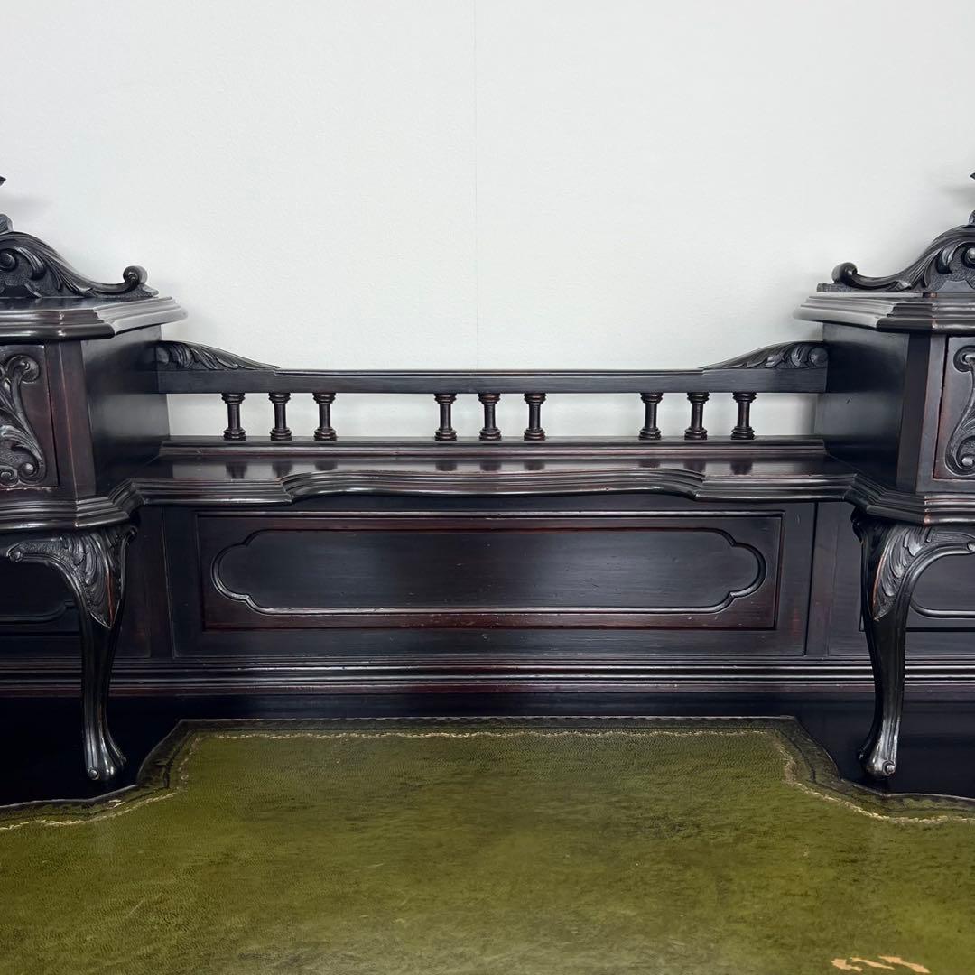 ビクトリアンデスク　ヨーロッパアンティーク家具　　猫脚　彫刻　英国　イギリス