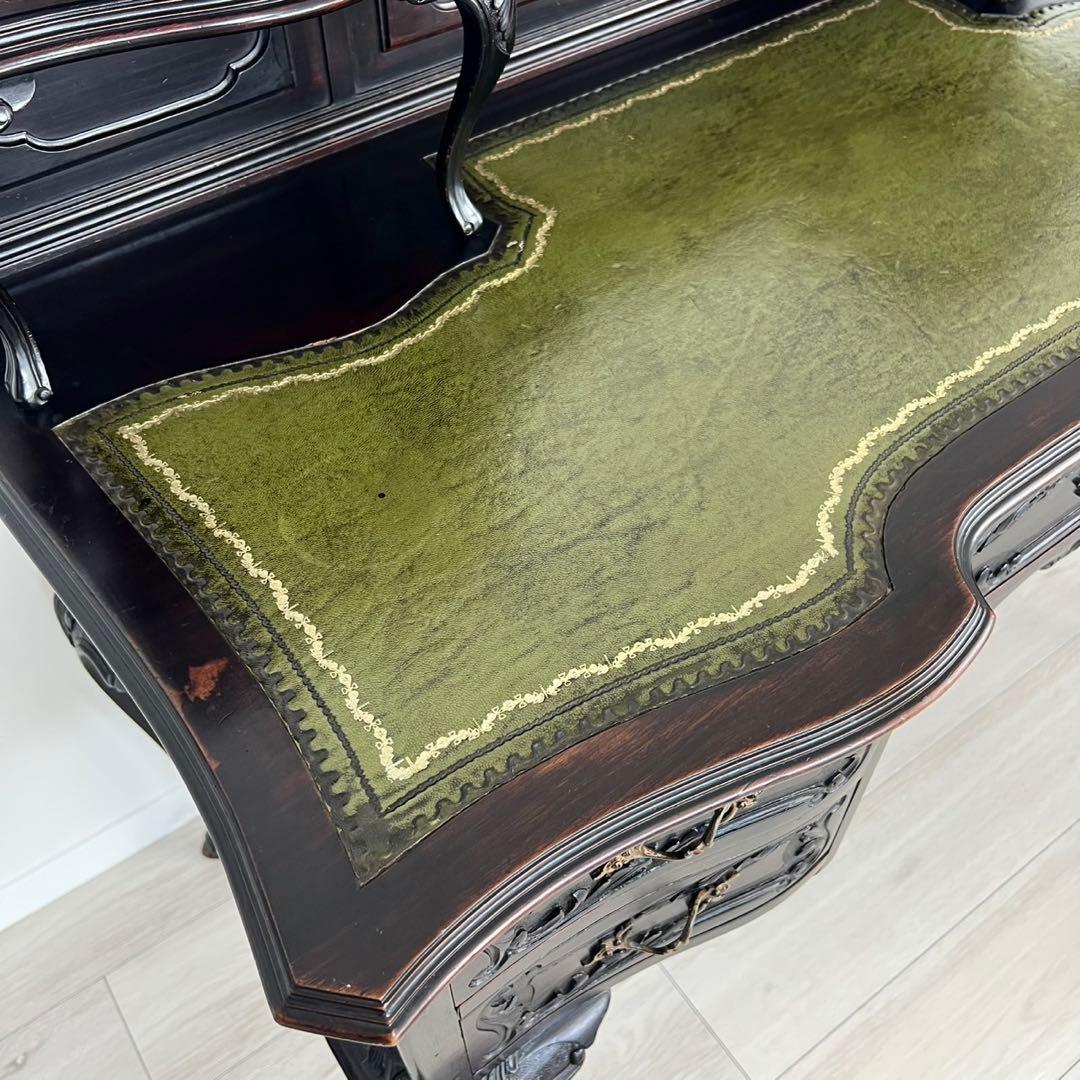 ビクトリアンデスク　ヨーロッパアンティーク家具　　猫脚　彫刻　英国　イギリス