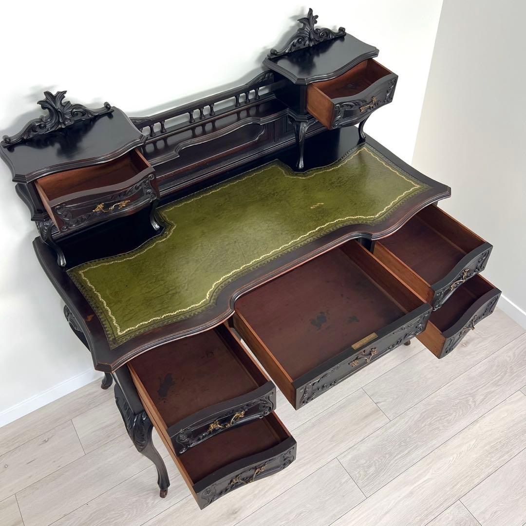 ビクトリアンデスク　ヨーロッパアンティーク家具　　猫脚　彫刻　英国　イギリス