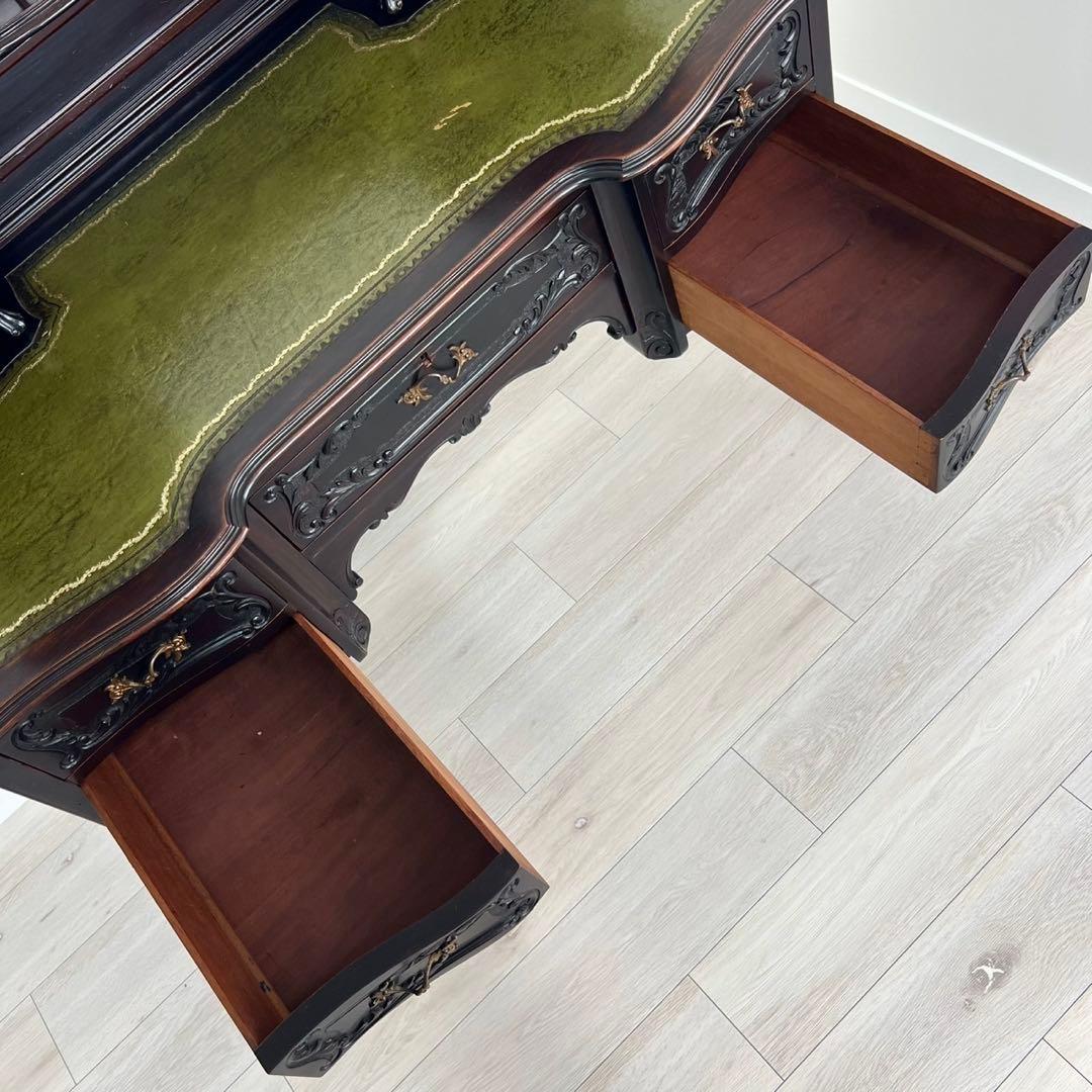 ビクトリアンデスク　ヨーロッパアンティーク家具　　猫脚　彫刻　英国　イギリス