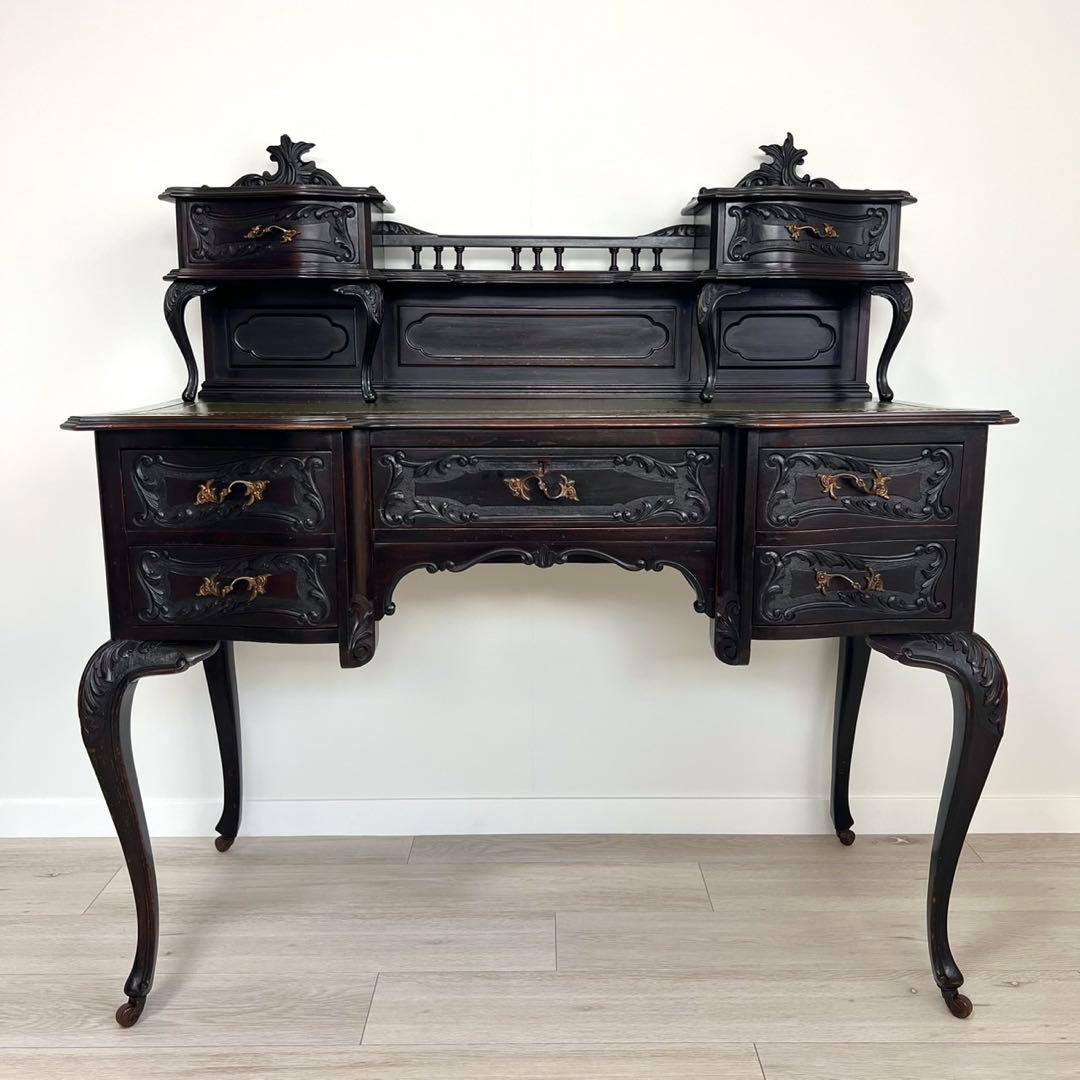 ビクトリアンデスク　ヨーロッパアンティーク家具　　猫脚　彫刻　英国　イギリス