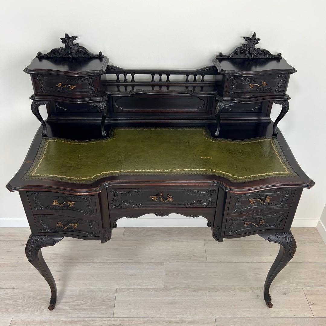 ビクトリアンデスク　ヨーロッパアンティーク家具　　猫脚　彫刻　英国　イギリス