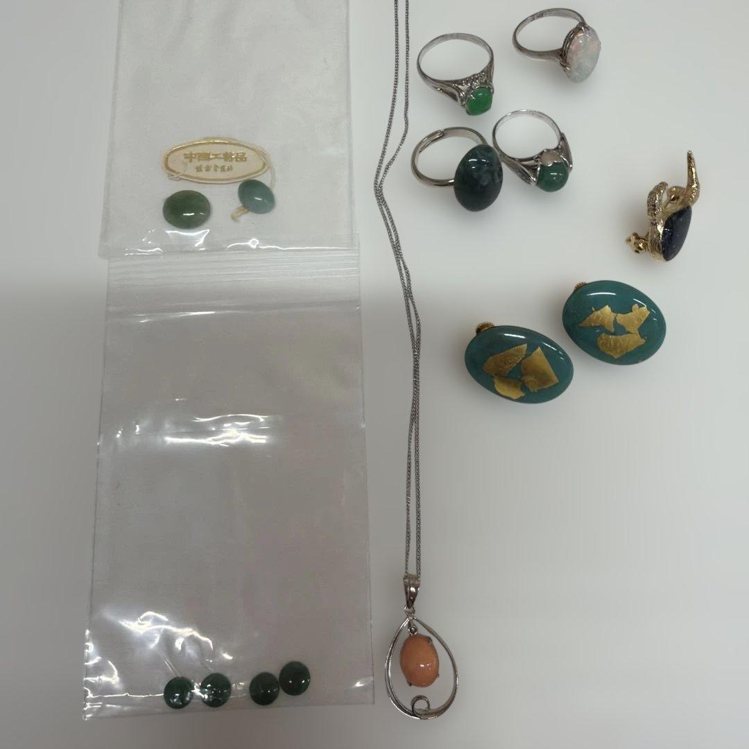 翡翠のリングとネックレスセット