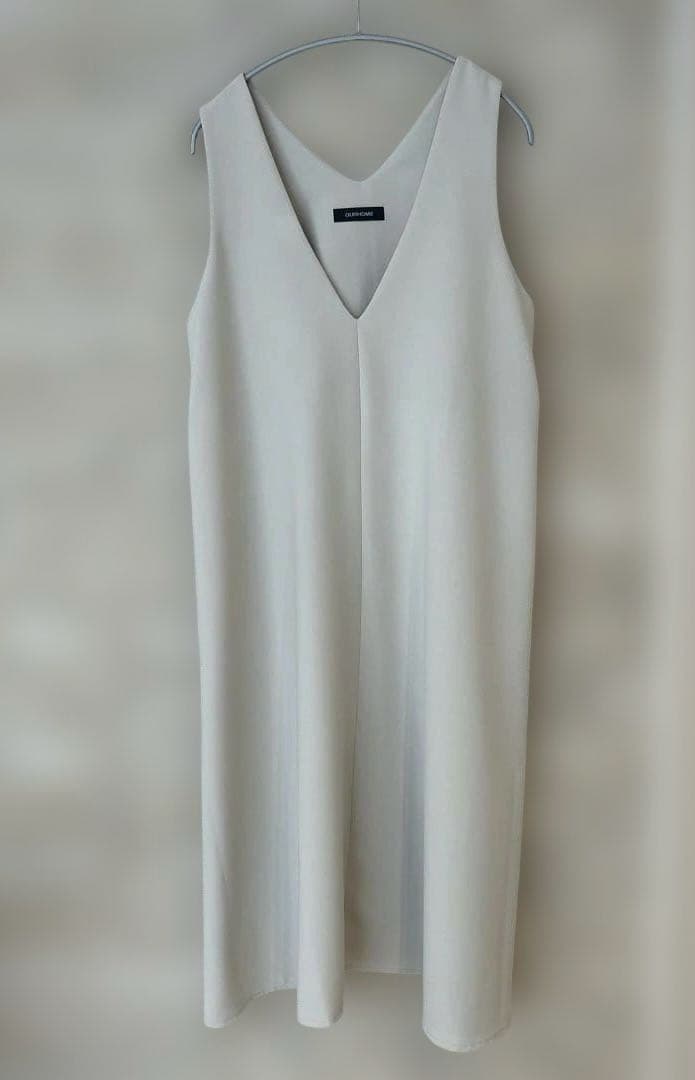 OUR 綺麗なシルエットのワンピース