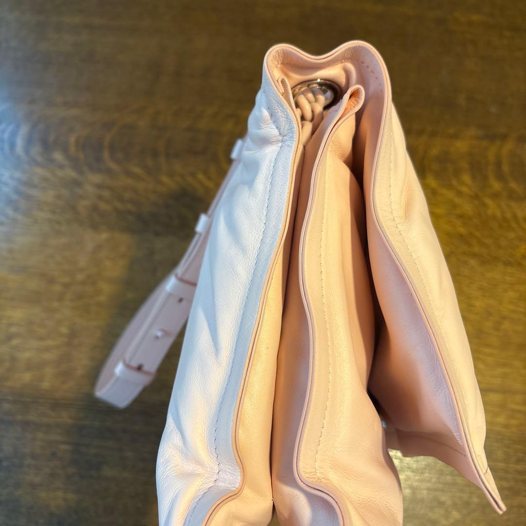 リボン付きベージュ（ピンク） ショルダーバッグ【フェラガモ】