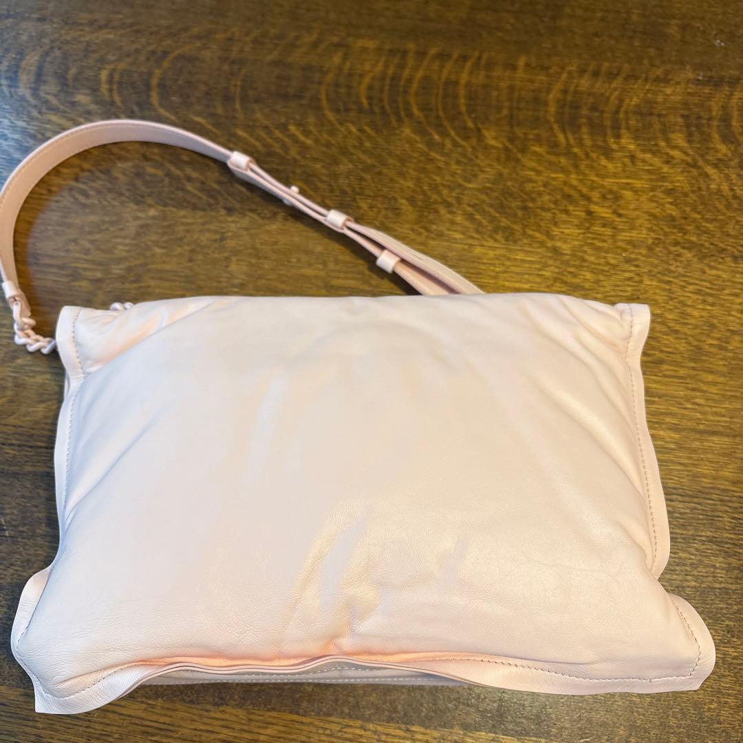 リボン付きベージュ（ピンク） ショルダーバッグ【フェラガモ】