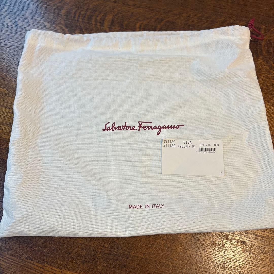 リボン付きベージュ（ピンク） ショルダーバッグ【フェラガモ】