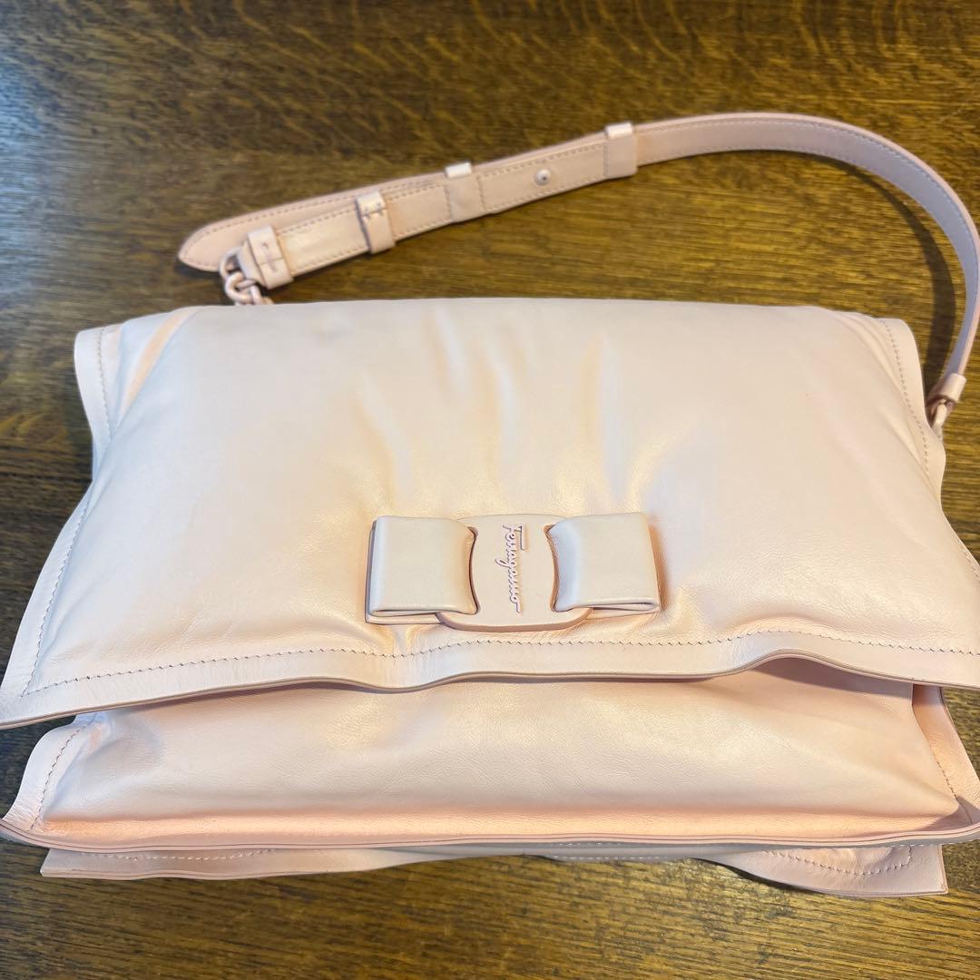 リボン付きベージュ（ピンク） ショルダーバッグ【フェラガモ】