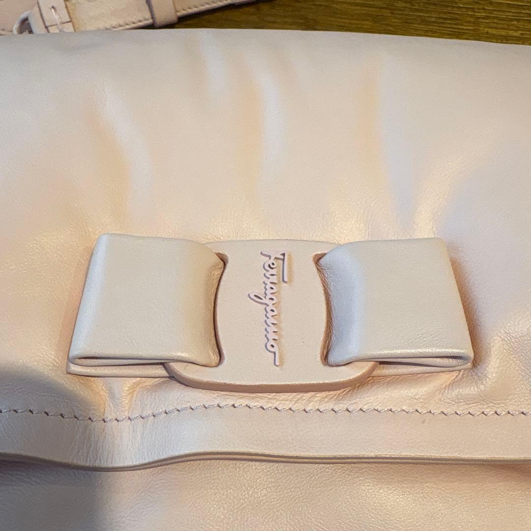 リボン付きベージュ（ピンク） ショルダーバッグ【フェラガモ】