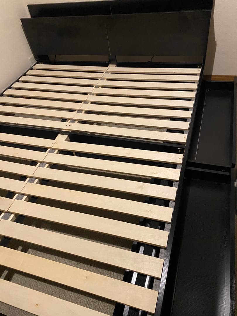 クイーンサイズ　引出し・コンセント付ベッドフレーム