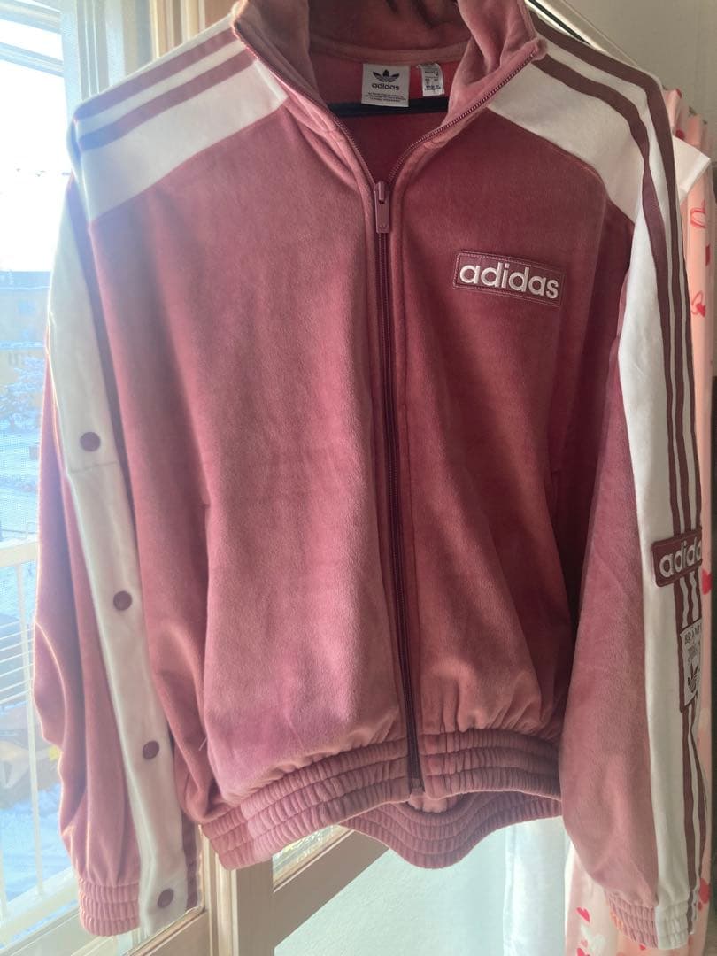 27.28の2日間限定値下げで販売‼️完売品】美品 ピンクadidas重盛さと美