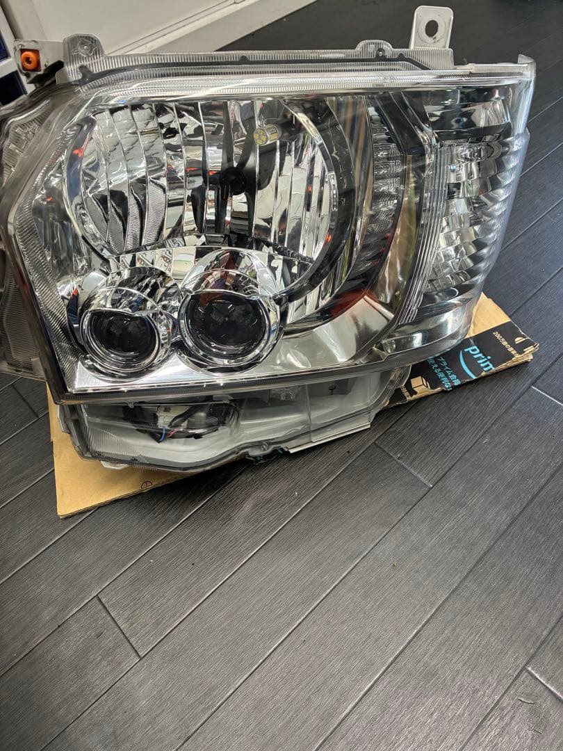 ハイエース　純正　LED ヘッドライト　左右