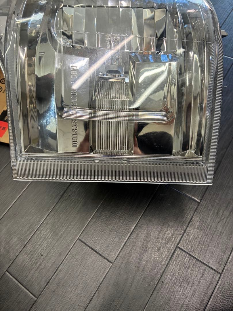 ハイエース　純正　LED ヘッドライト　左右
