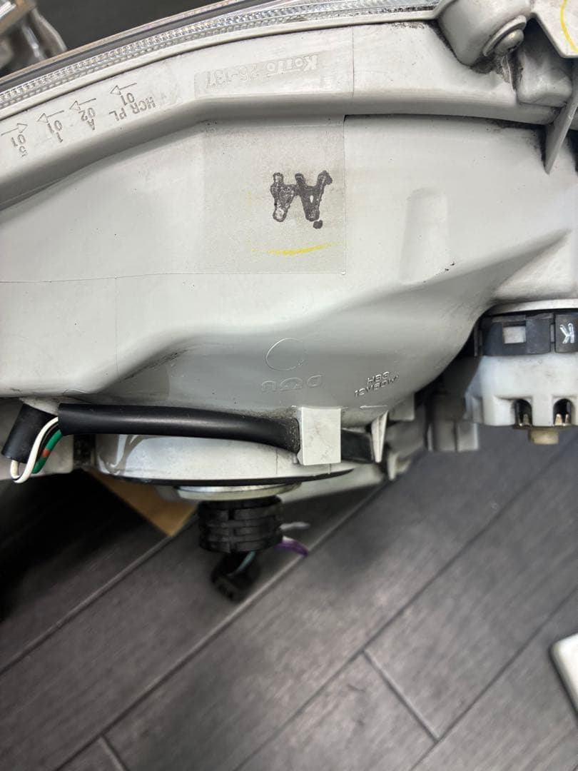 ハイエース　純正　LED ヘッドライト　左右