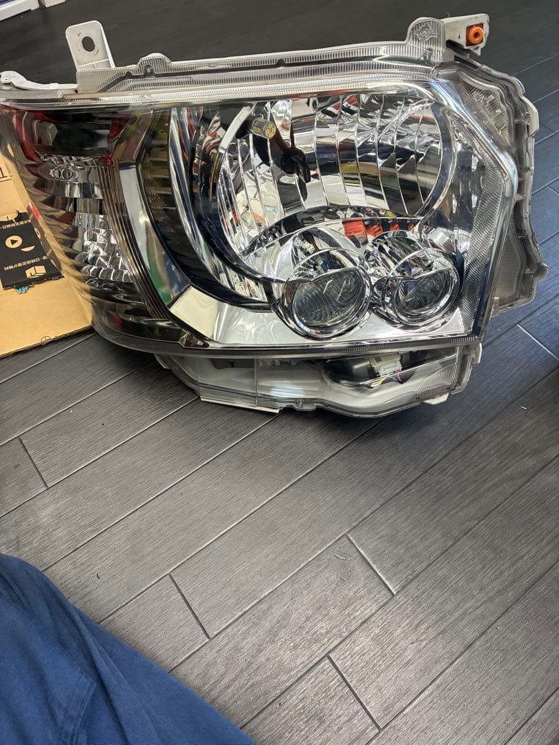 ハイエース　純正　LED ヘッドライト　左右