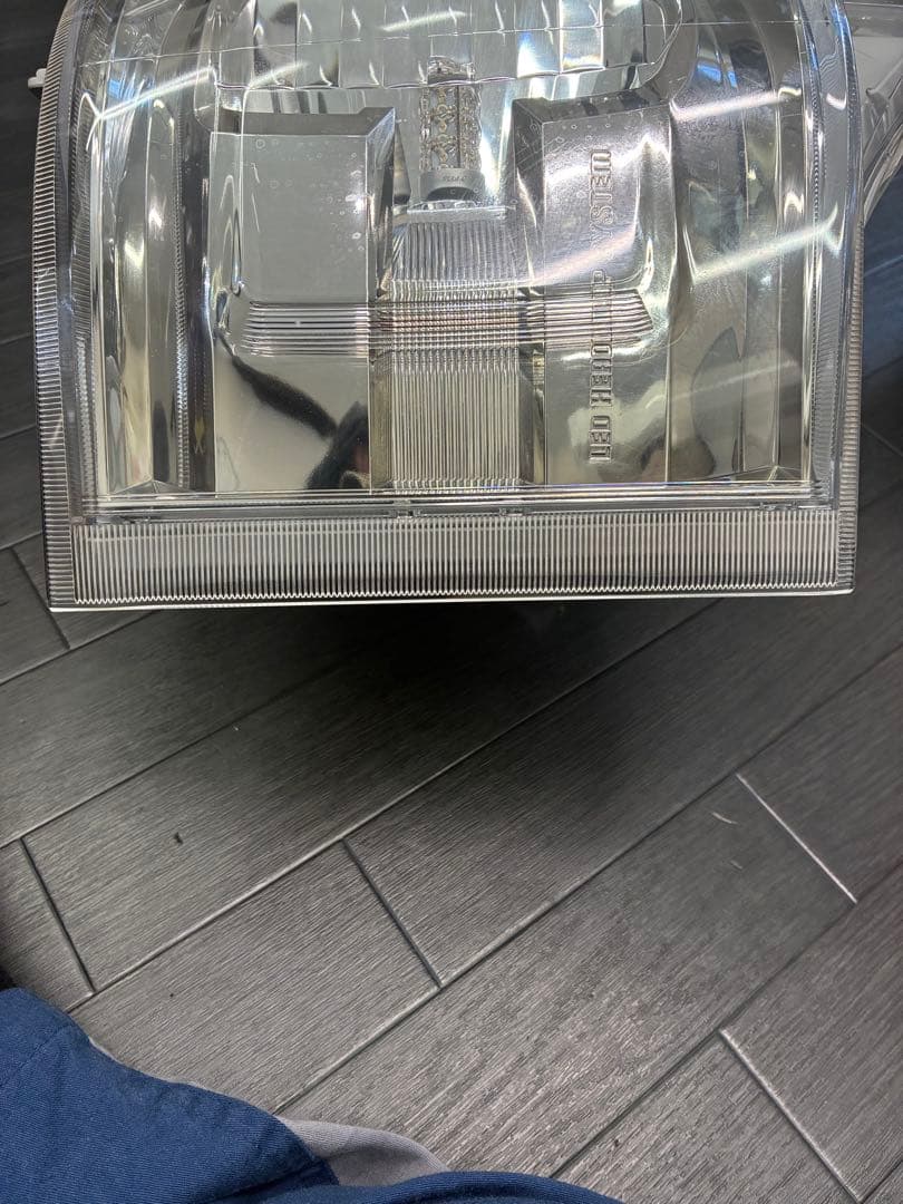 ハイエース　純正　LED ヘッドライト　左右