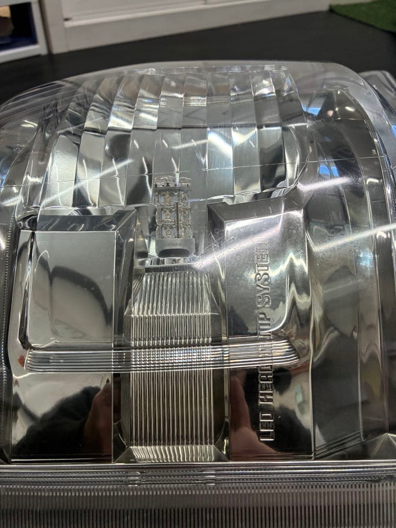 ハイエース　純正　LED ヘッドライト　左右