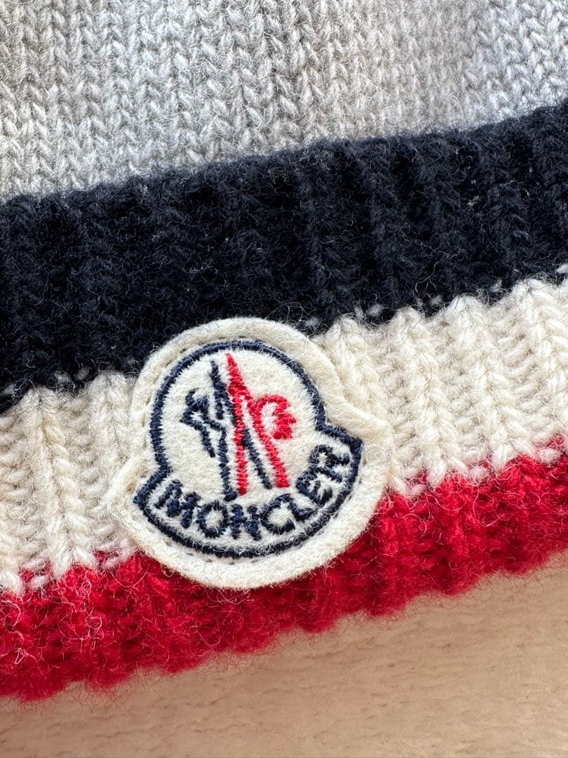 MONCLERモンクレール ニット帽 グレー ロゴワッペン ストライプ