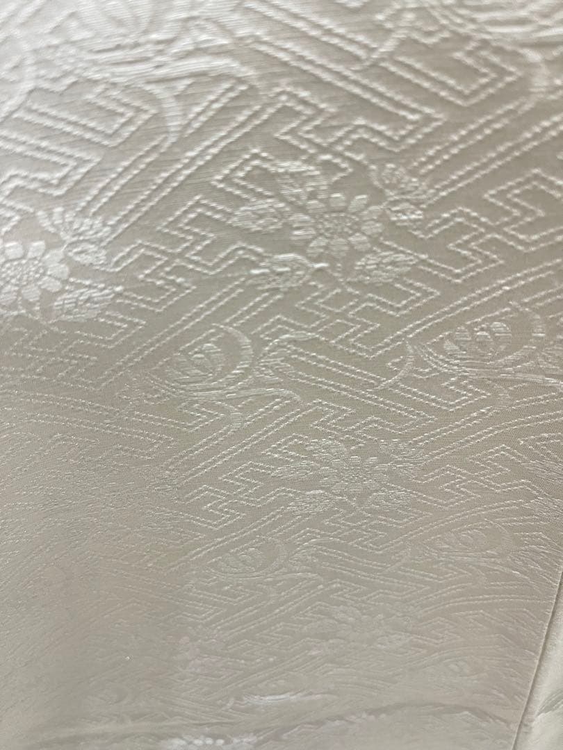 しゃちょう様正絹 付け下げ白地 花瓶に枝垂れ梅花、袷全体しつけ糸、美品