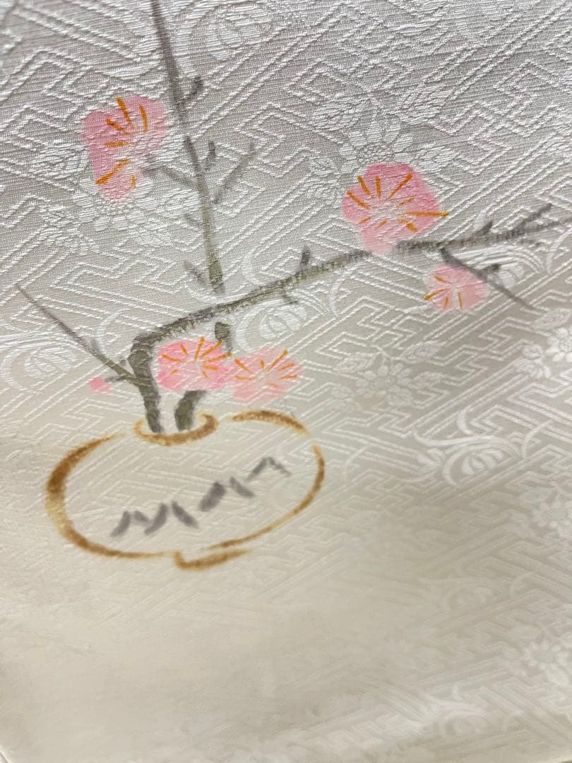 しゃちょう様正絹 付け下げ白地 花瓶に枝垂れ梅花、袷全体しつけ糸、美品