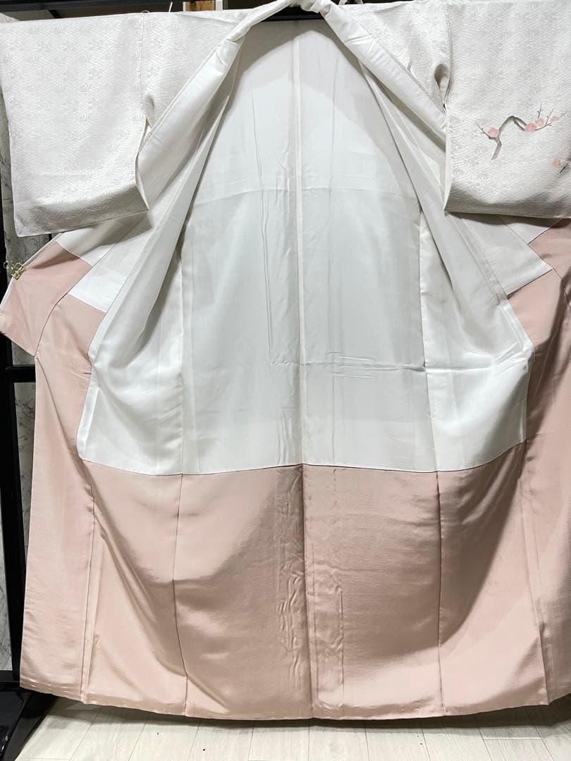 しゃちょう様正絹 付け下げ白地 花瓶に枝垂れ梅花、袷全体しつけ糸、美品