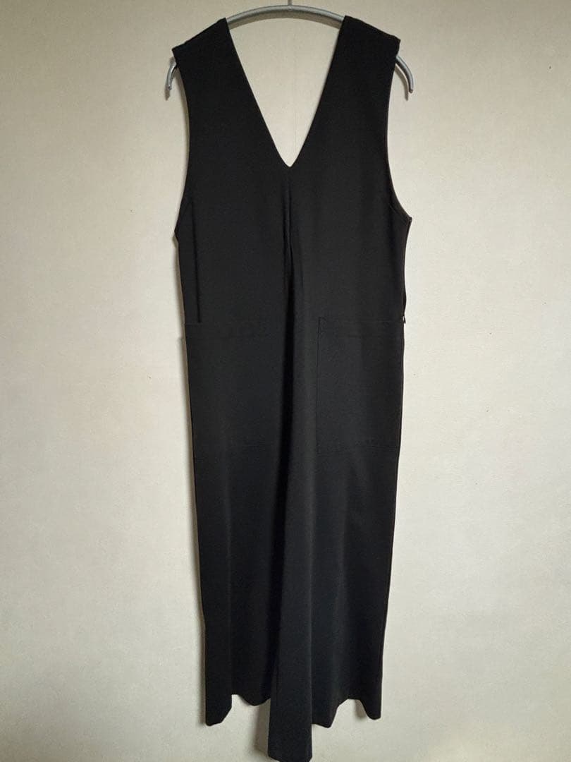 「気軽に着られて、きれい見え」ポンチ素材のオールインワン　黒　Sサイズ