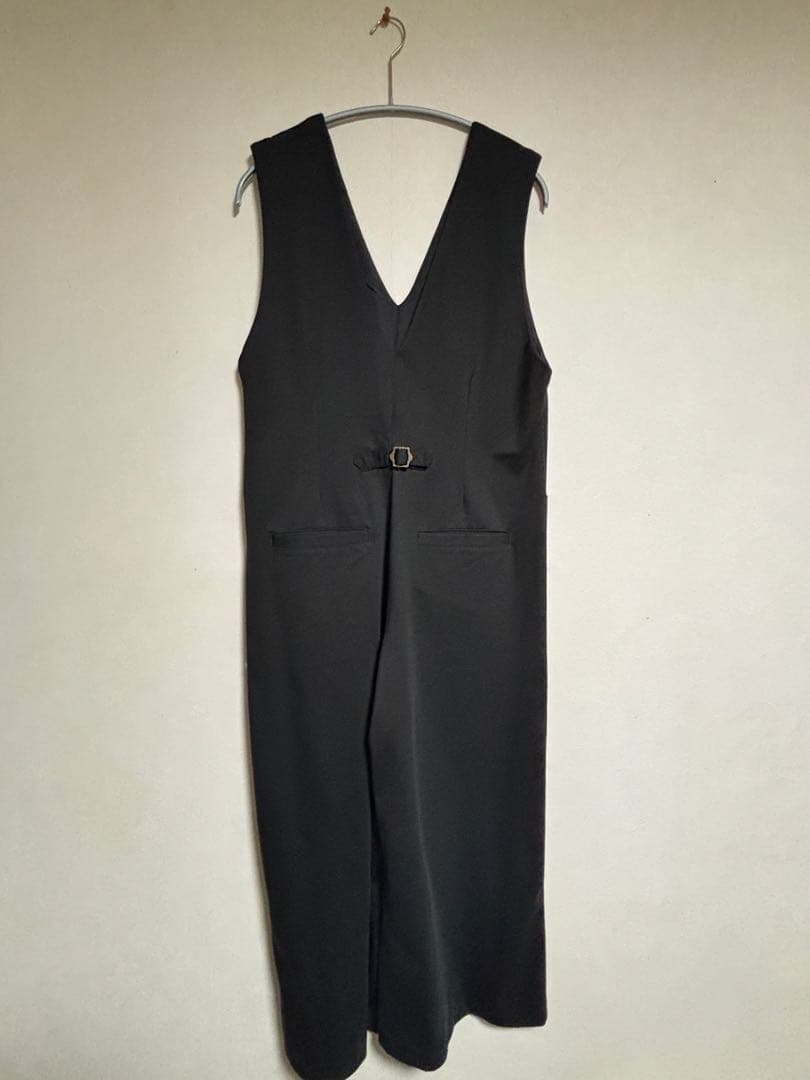 「気軽に着られて、きれい見え」ポンチ素材のオールインワン　黒　Sサイズ