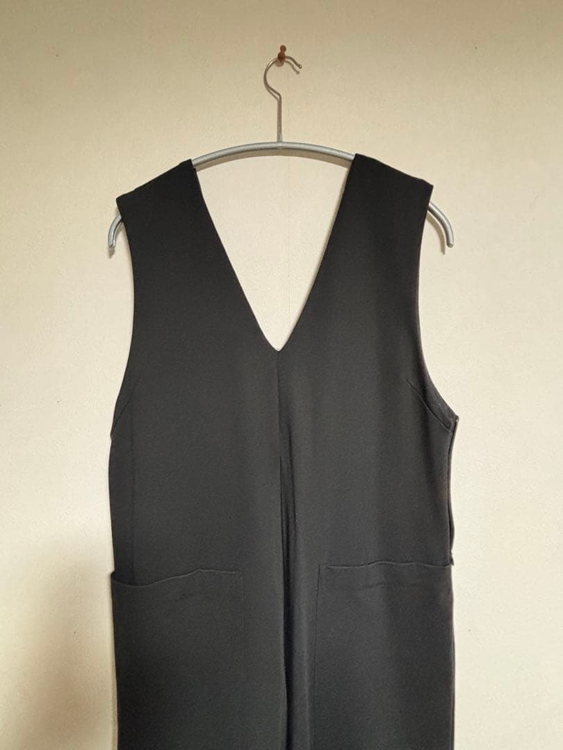 「気軽に着られて、きれい見え」ポンチ素材のオールインワン　黒　Sサイズ