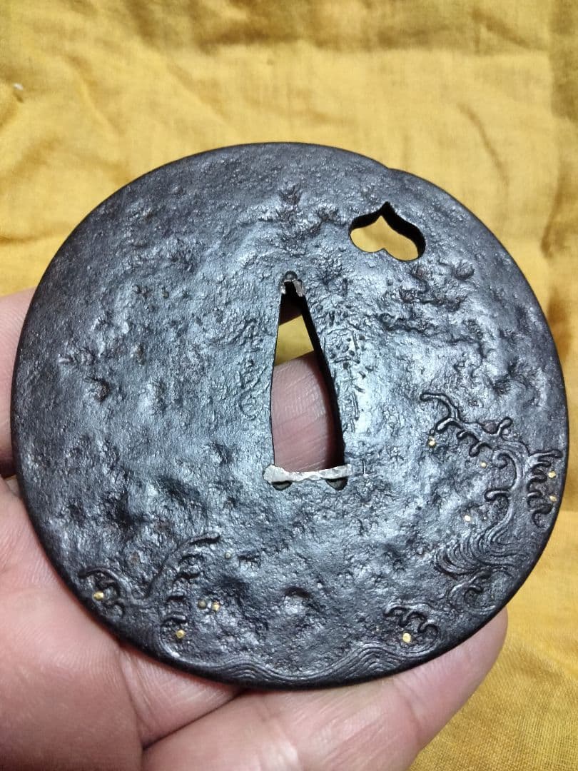 鉄地大鍔　鐔　(山城国伏見住金家　波濤に猪目図)　江戸時代　後代金家　無櫃　箱付