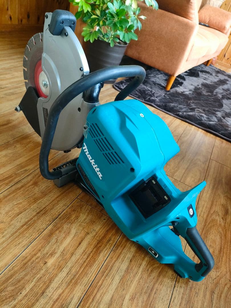 美品　マキタ　makita　コードレスパワーカッター CE002GZ