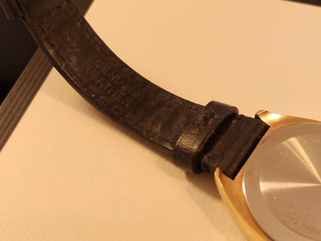 GUCCI レディース時計 ゴールド✕ブラックレザー