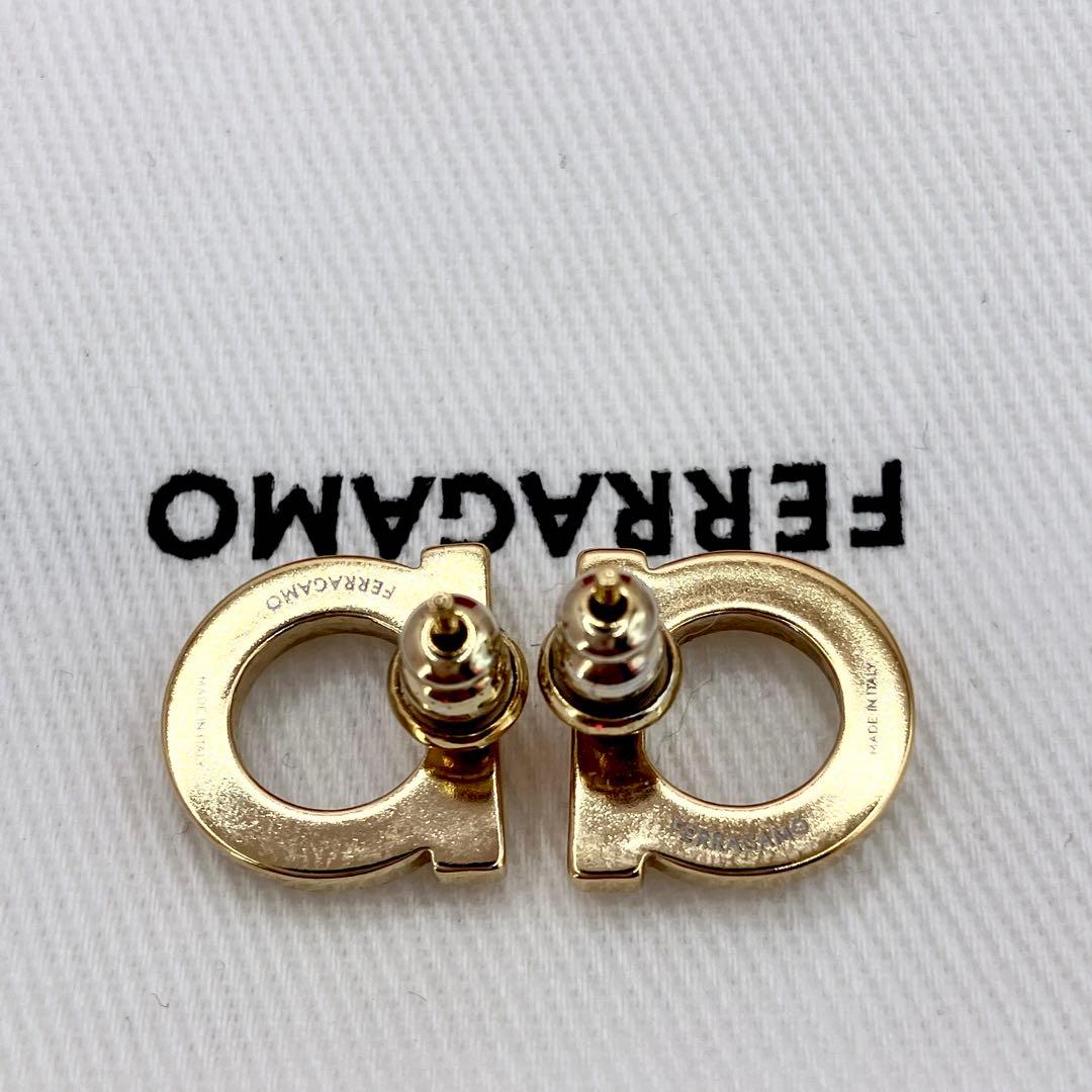 【現行モデル】美品　フェラガモ　ガンチーニ　パール　ピアス　ゴールド　箱付き