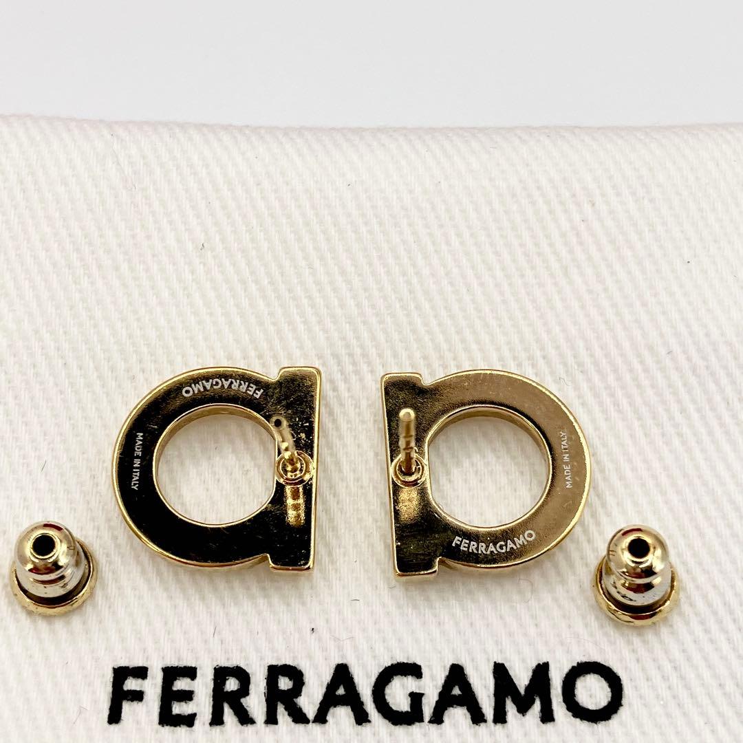【現行モデル】美品　フェラガモ　ガンチーニ　パール　ピアス　ゴールド　箱付き