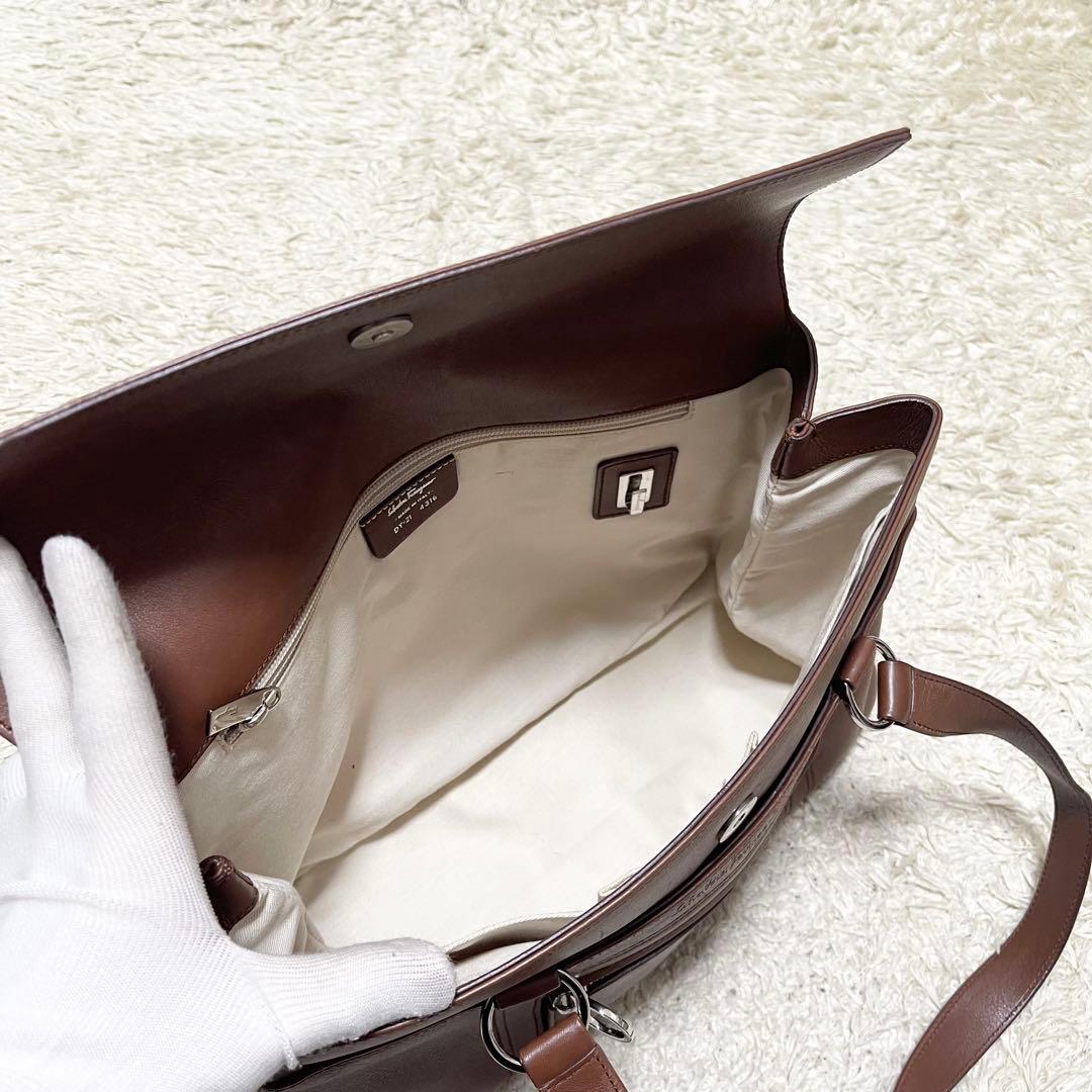 【美品】フェラガモ　トートバッグ　レザー　茶　ガンチーニ　ロゴ金具　刻印