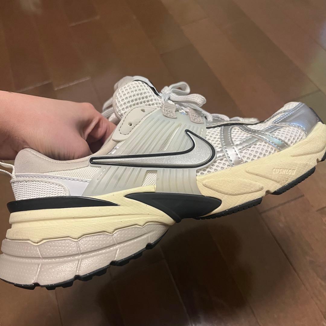 極美品！！Nike シルバー スニーカー　V2K RUN 24センチ