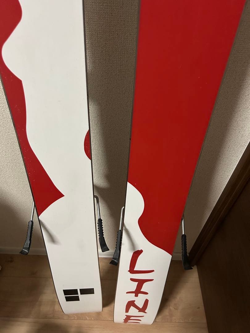 line スキー板 木の幹デザイン