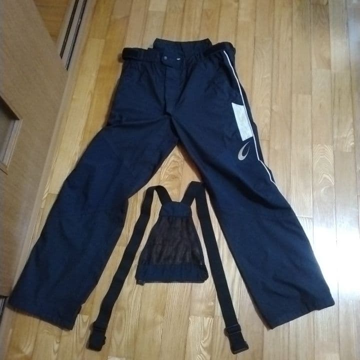 ONIGAKE フード付きレインスーツ 黒 パンツはサロペット付き　サイズＬ