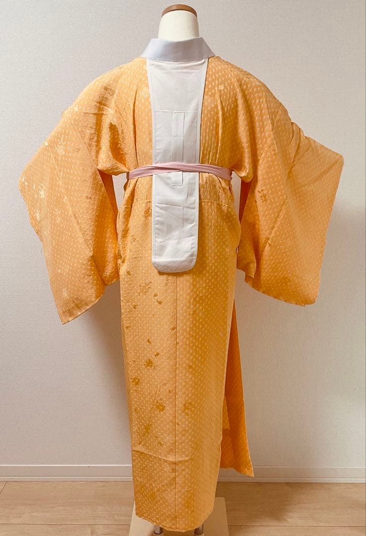 長襦袢　絞り　オレンジ系　薄いオレンジ　桜　花びら　正絹　身幅広め