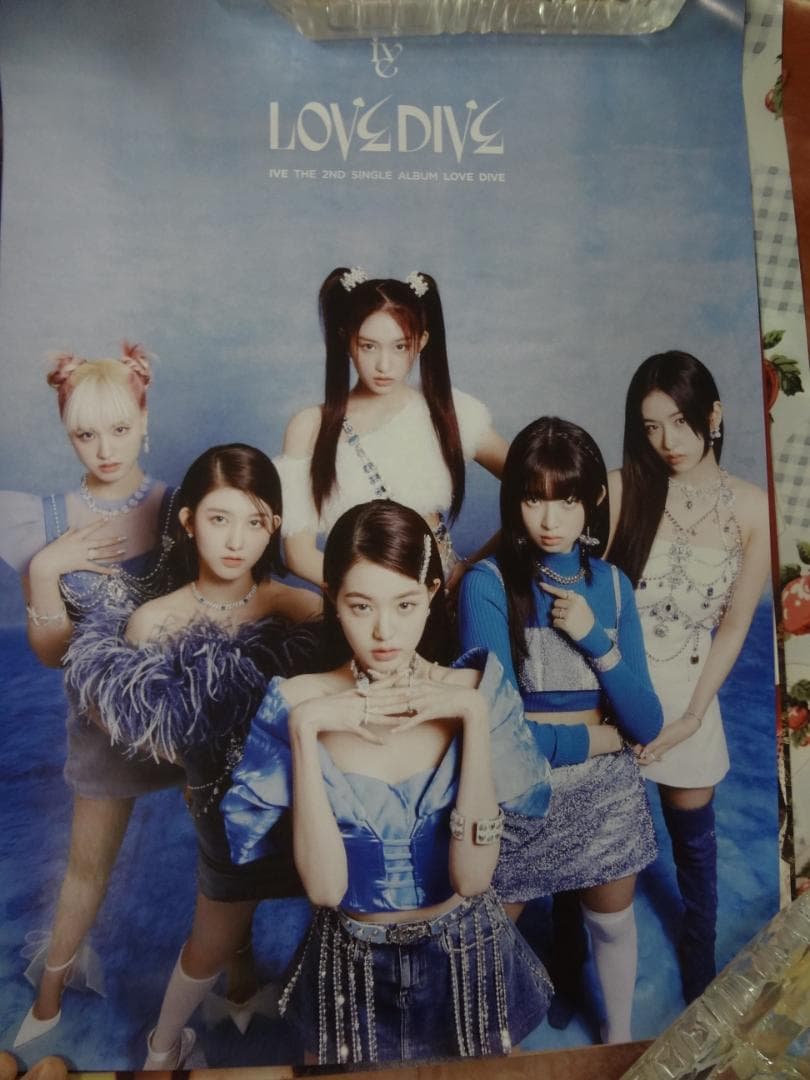 WOMAN ・K-POPアーティストポスター５０枚セット