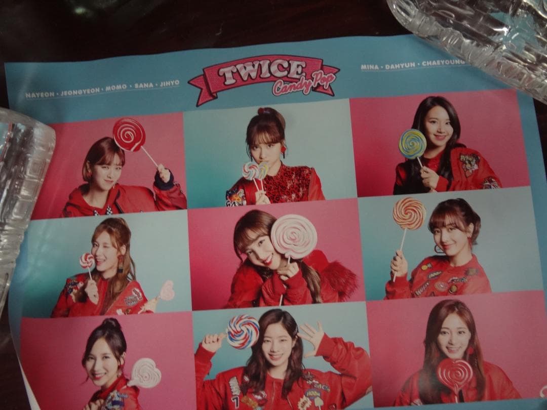 WOMAN ・K-POPアーティストポスター５０枚セット