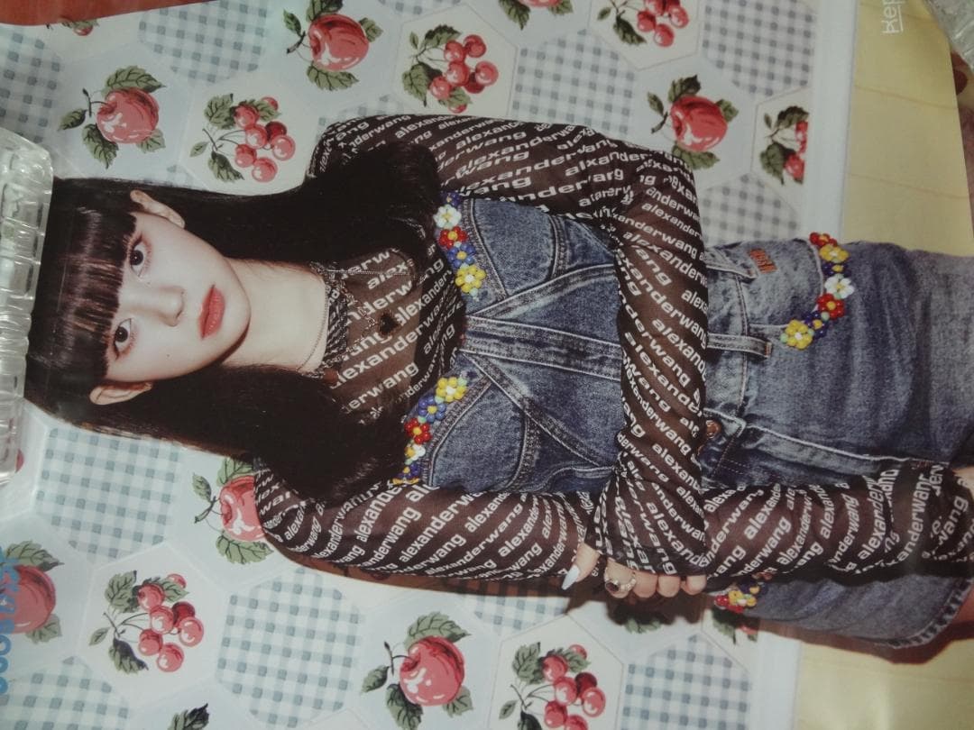 WOMAN ・K-POPアーティストポスター５０枚セット