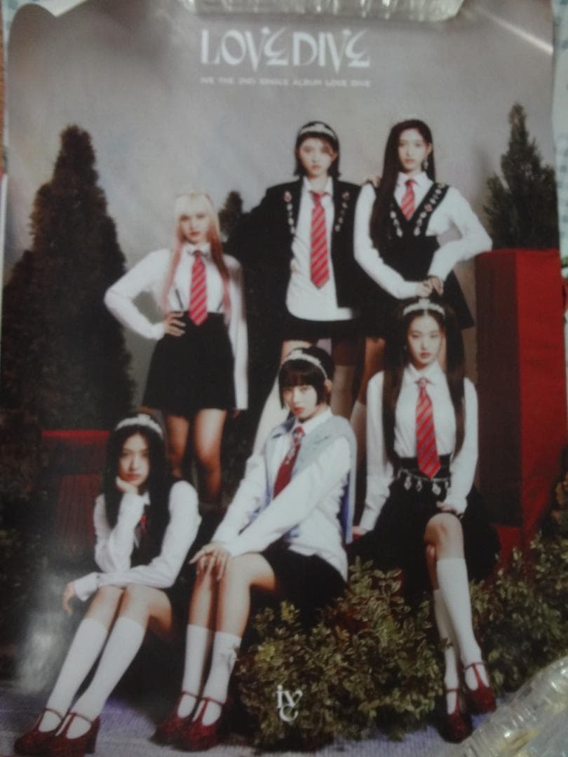 WOMAN ・K-POPアーティストポスター５０枚セット